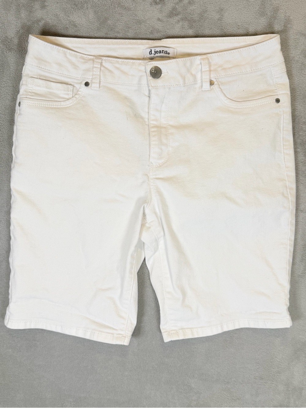 d. jeans Men's White Denim Mid-Length Jean Shorts